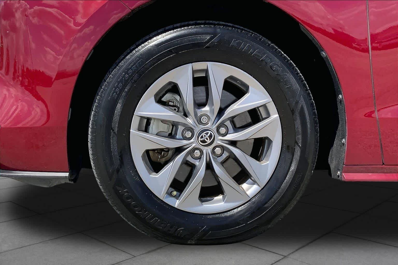 2022 Toyota Sienna LE Ruby Flare Pearl at Beck & Masten Kia