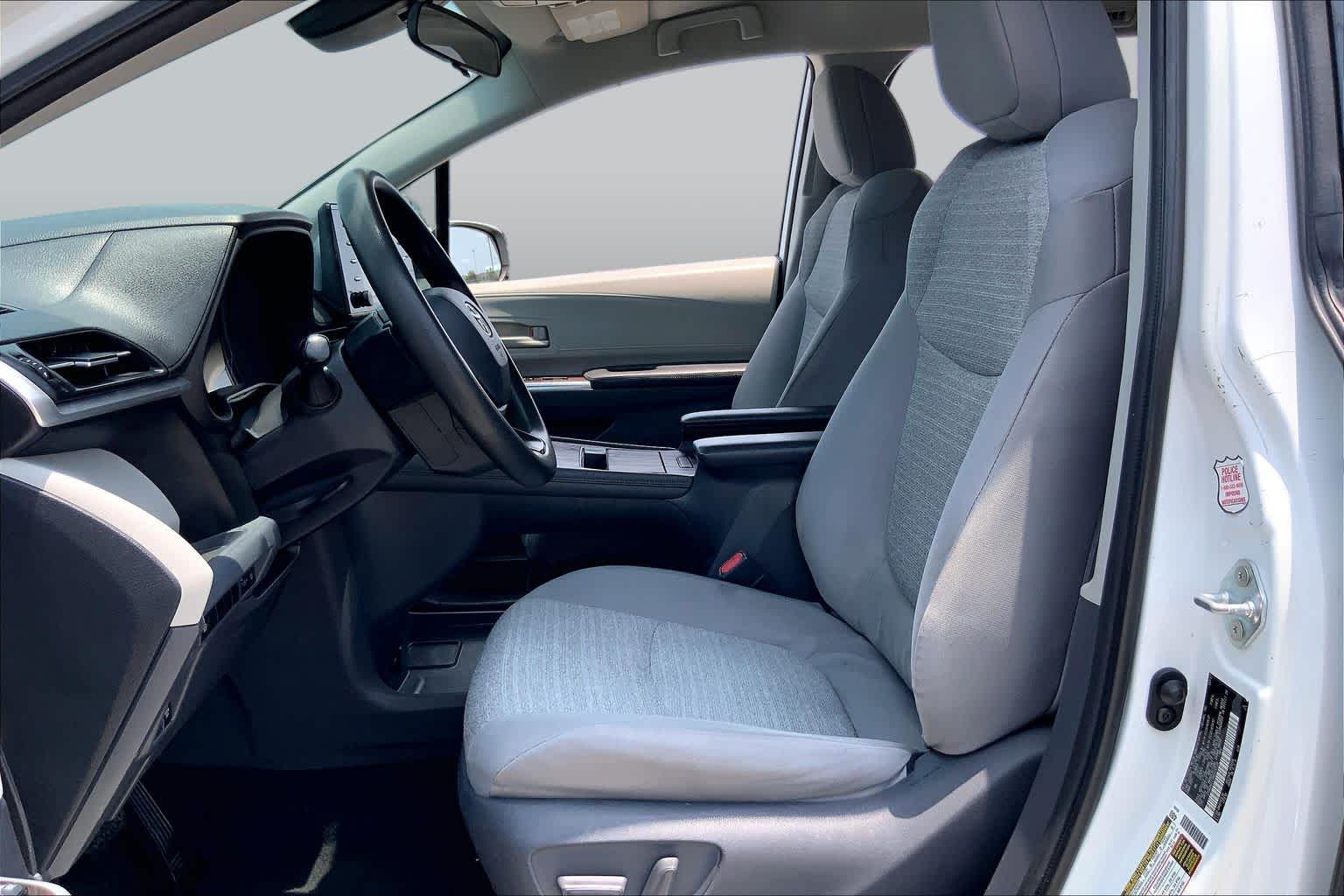 2021 Toyota Sienna LE Super White at AutoNation USA Katy