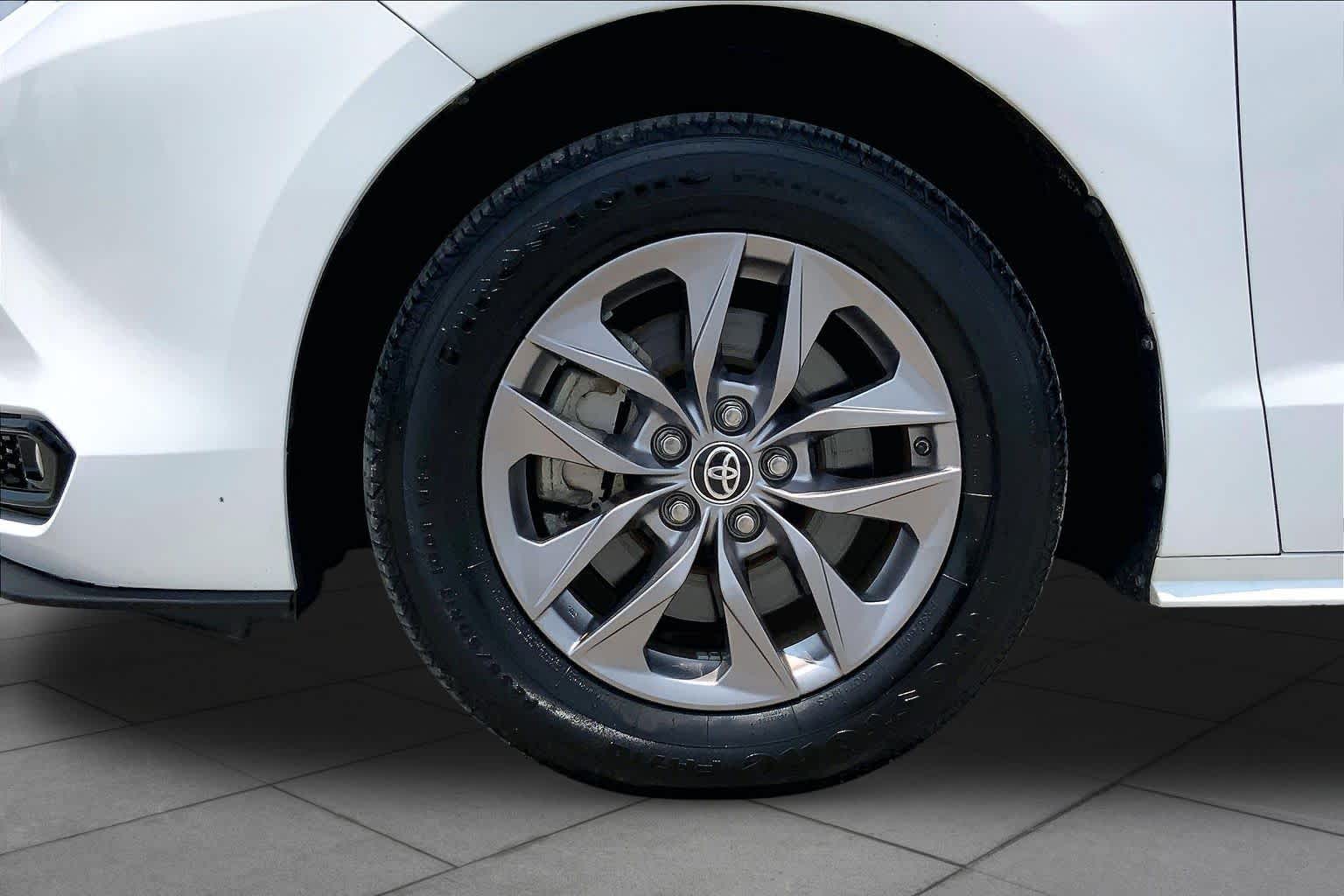 2021 Toyota Sienna LE Super White at AutoNation USA Katy
