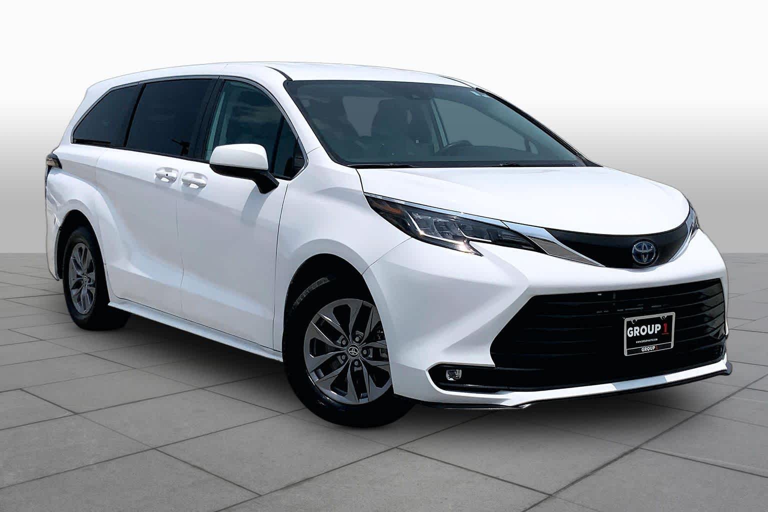 2021 Toyota Sienna LE Super White at AutoNation USA Katy