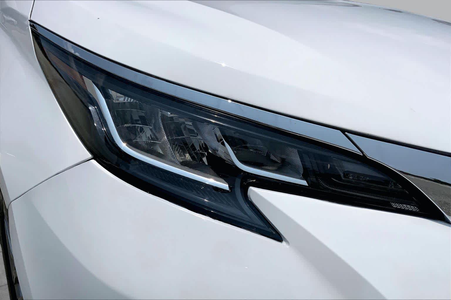 2021 Toyota Sienna LE Super White at AutoNation USA Katy