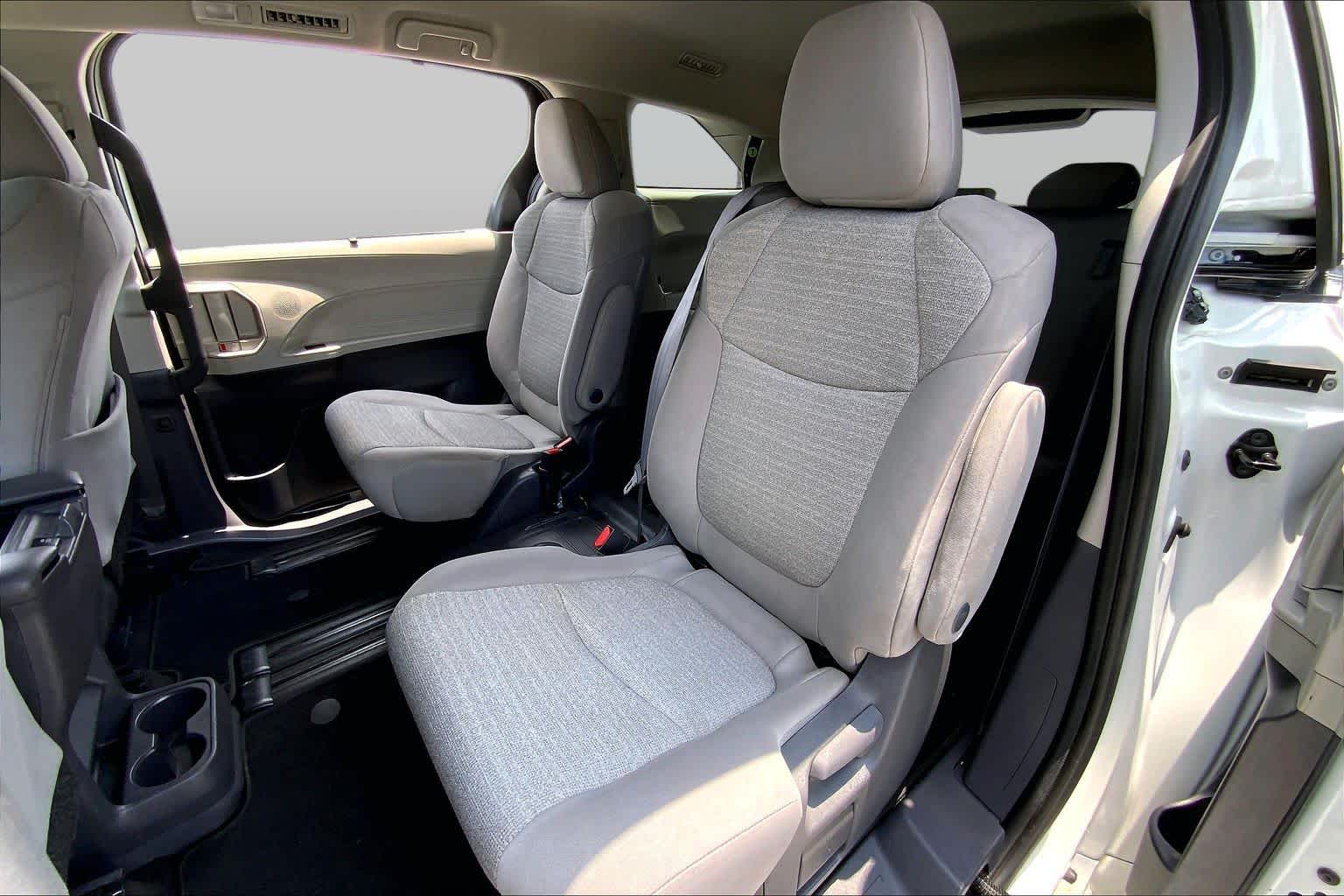 2021 Toyota Sienna LE Super White at AutoNation USA Katy