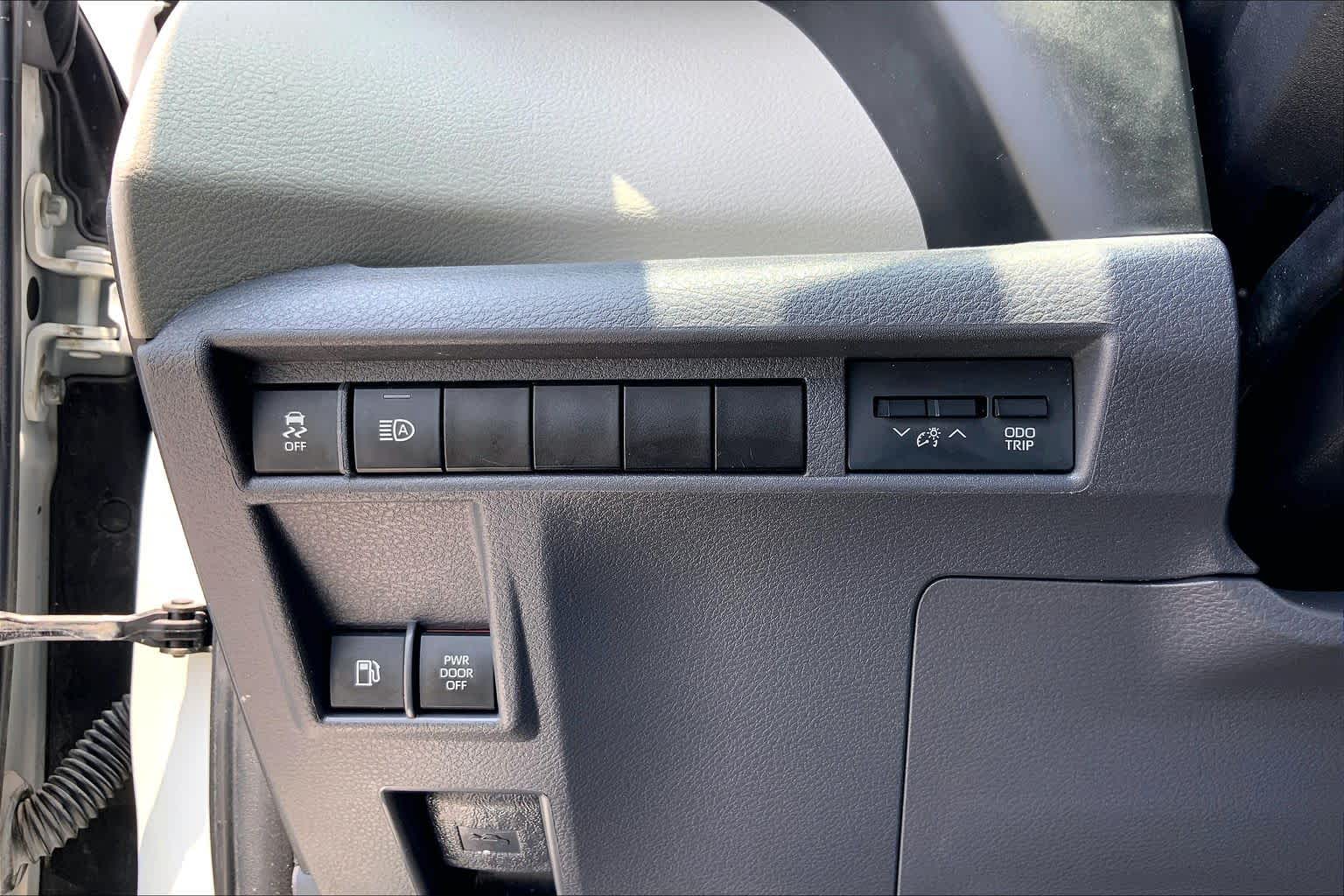 2021 Toyota Sienna LE Super White at AutoNation USA Katy