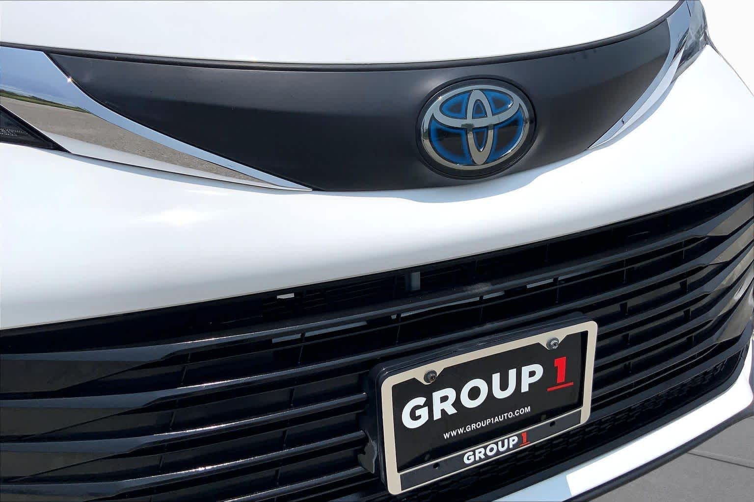 2021 Toyota Sienna LE Super White at AutoNation USA Katy