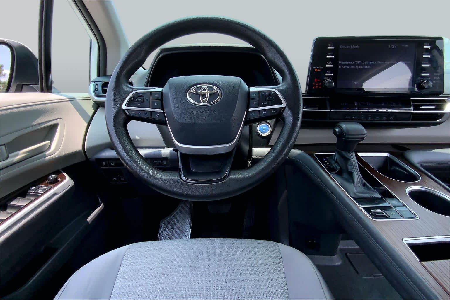 2021 Toyota Sienna LE Super White at AutoNation USA Katy