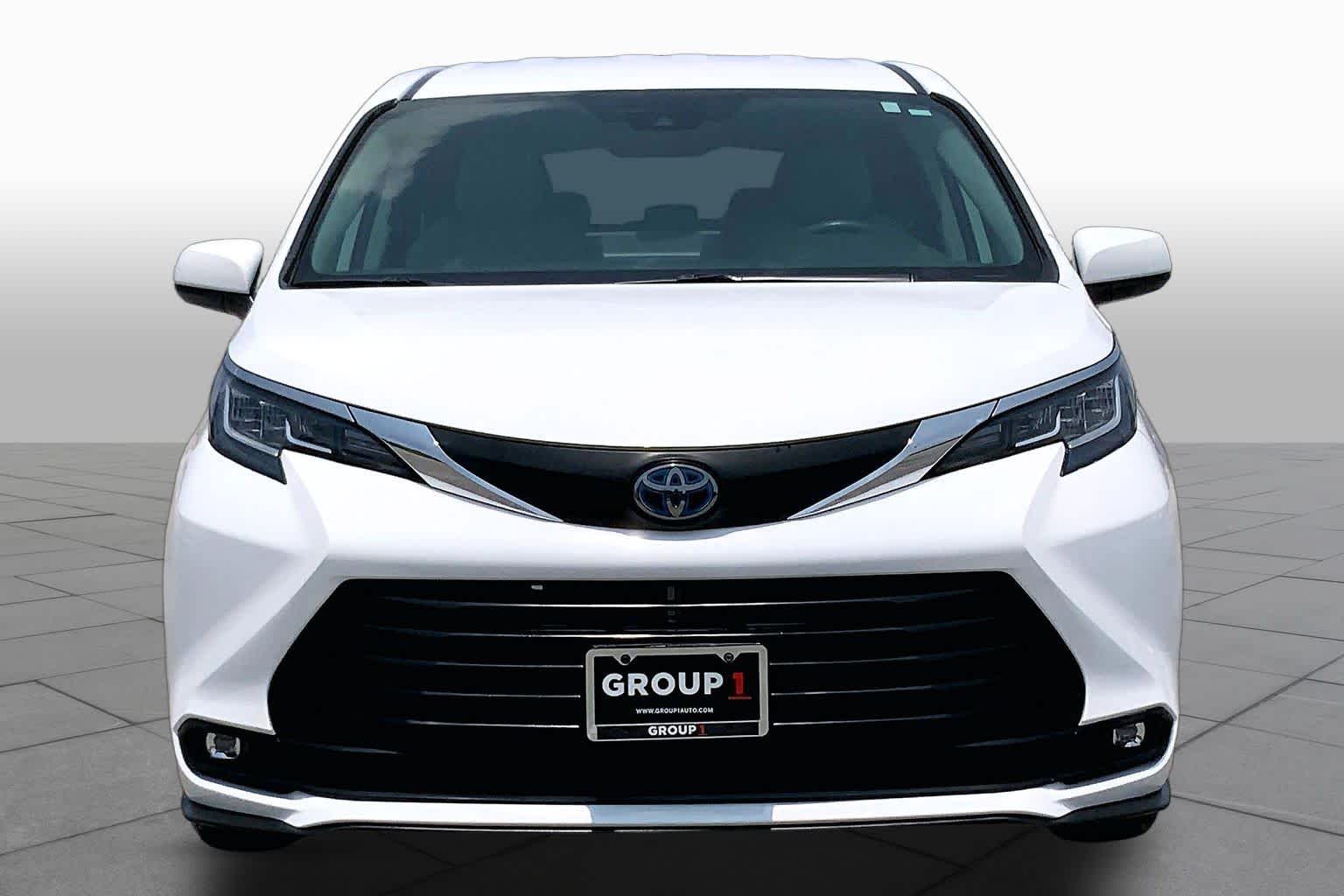 2021 Toyota Sienna LE Super White at AutoNation USA Katy