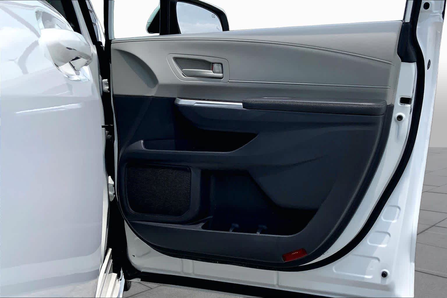 2021 Toyota Sienna LE Super White at AutoNation USA Katy