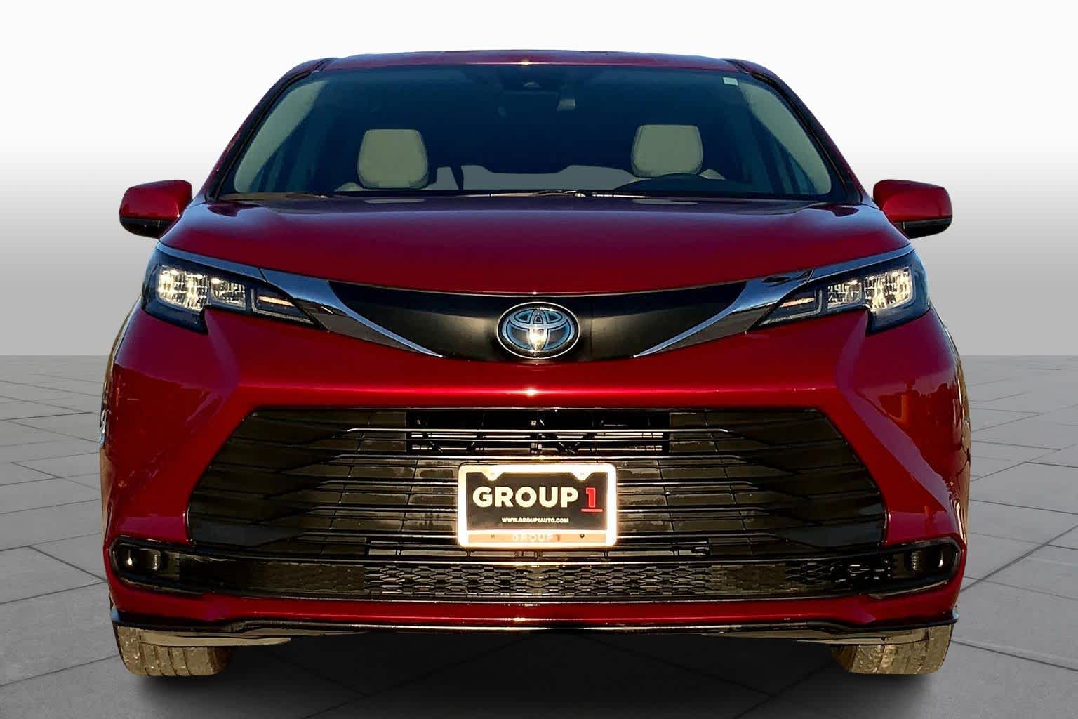 2021 Toyota Sienna LE Ruby Flare Pearl at Group 1 Toyota Southwest