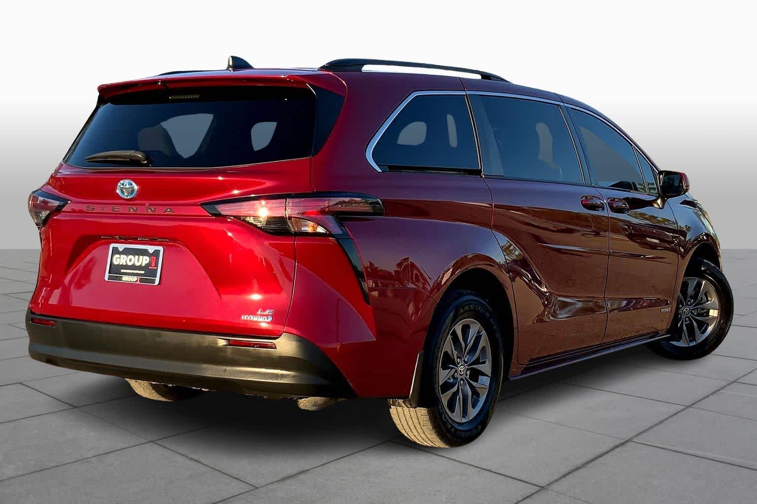2021 Toyota Sienna LE Ruby Flare Pearl at Group 1 Toyota Southwest