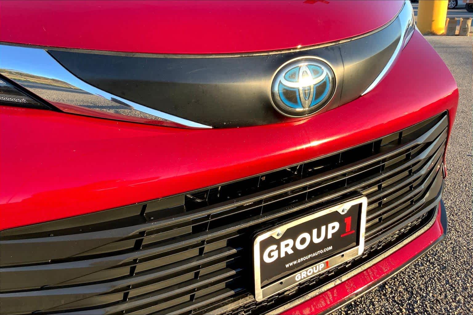 2021 Toyota Sienna LE Ruby Flare Pearl at Group 1 Toyota Southwest
