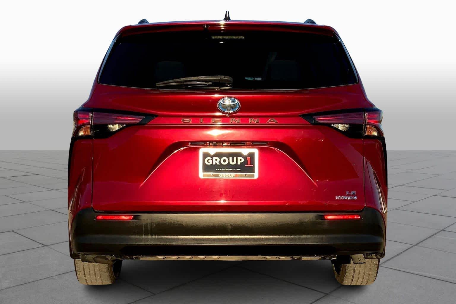 2021 Toyota Sienna LE Ruby Flare Pearl at Group 1 Toyota Southwest