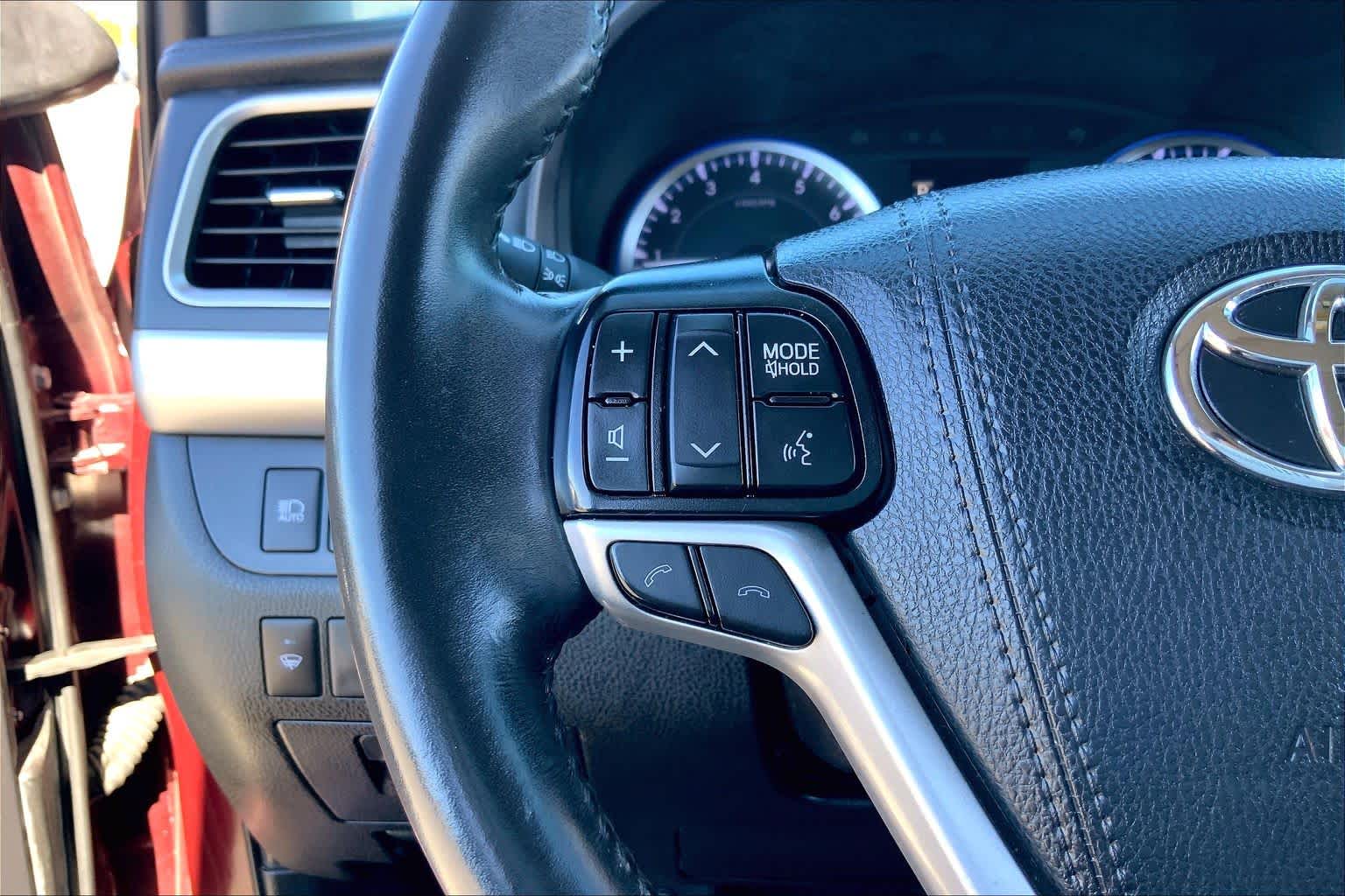 2019 Toyota Highlander photo 23 of 36