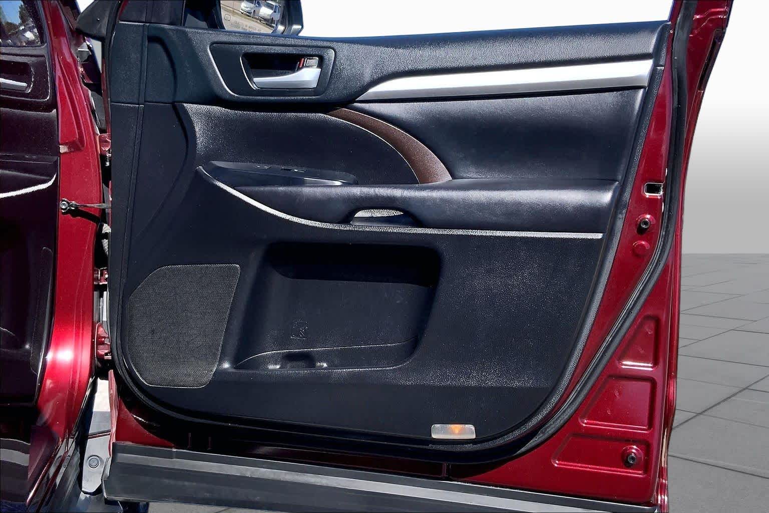 2019 Toyota Highlander photo 22 of 36