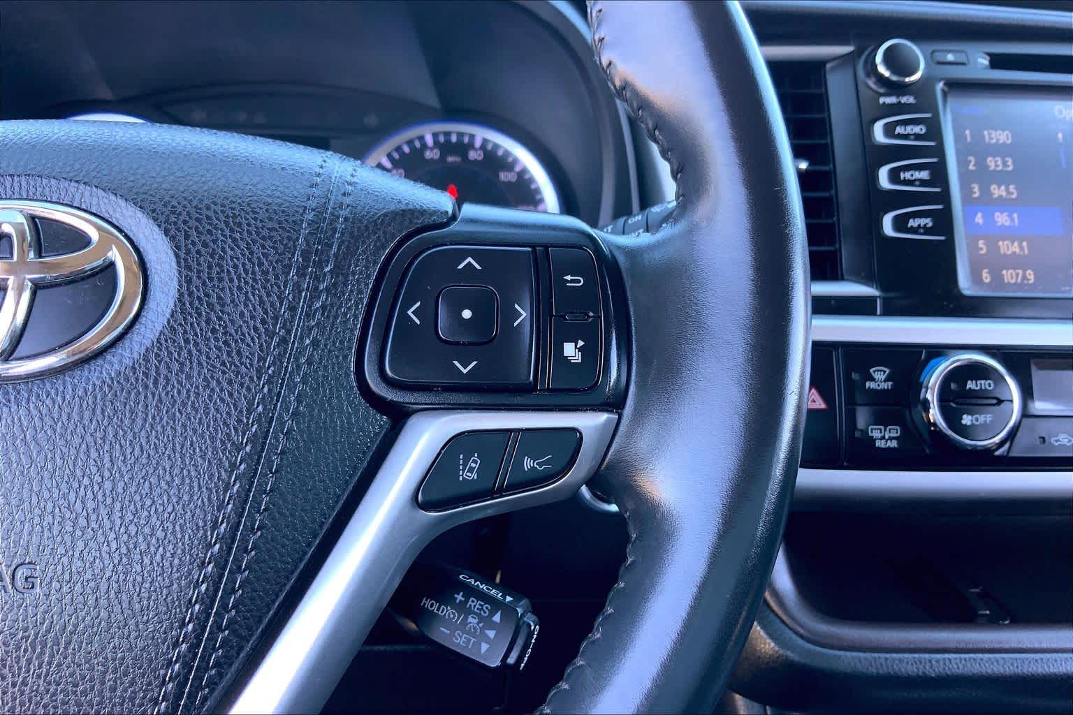 2019 Toyota Highlander photo 24 of 36