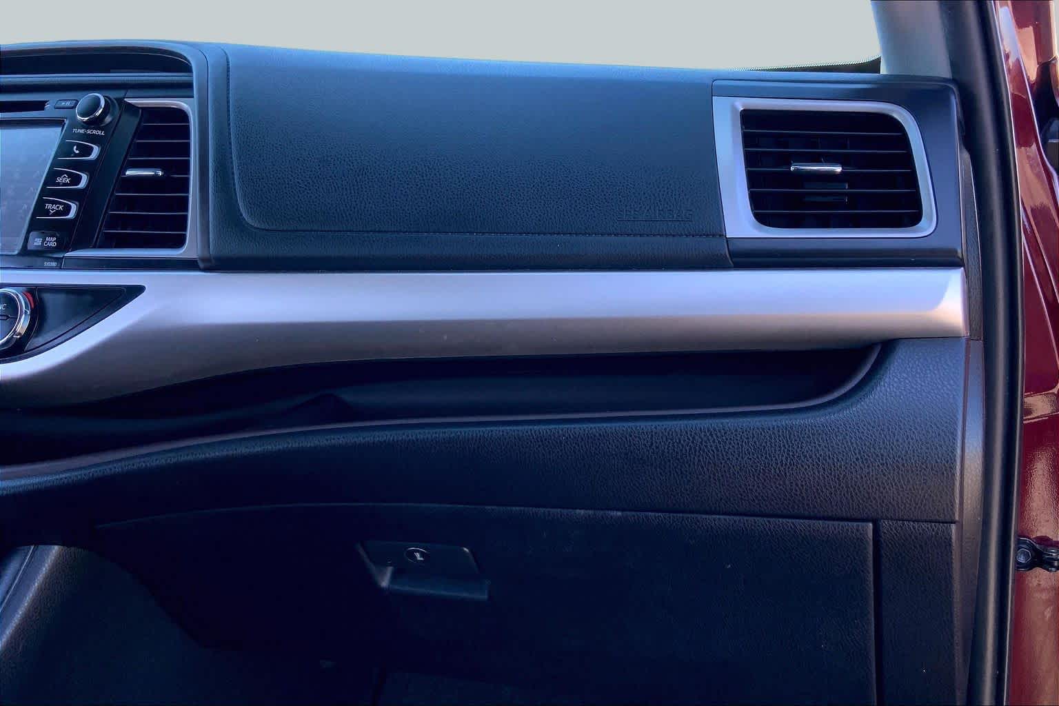 2019 Toyota Highlander photo 18 of 36