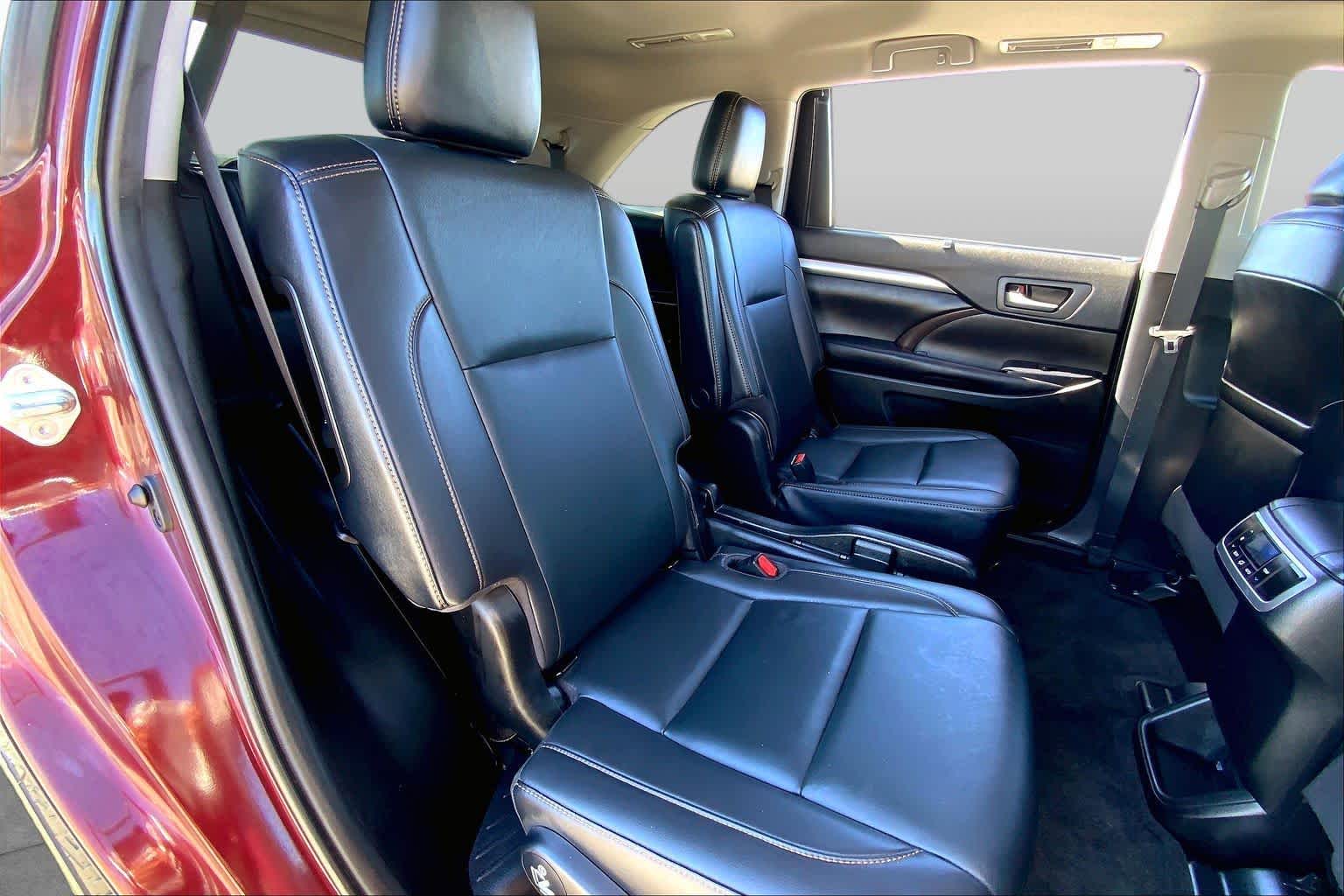 2019 Toyota Highlander photo 19 of 36