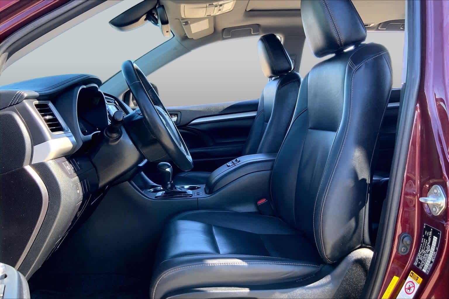 2019 Toyota Highlander photo 8 of 36