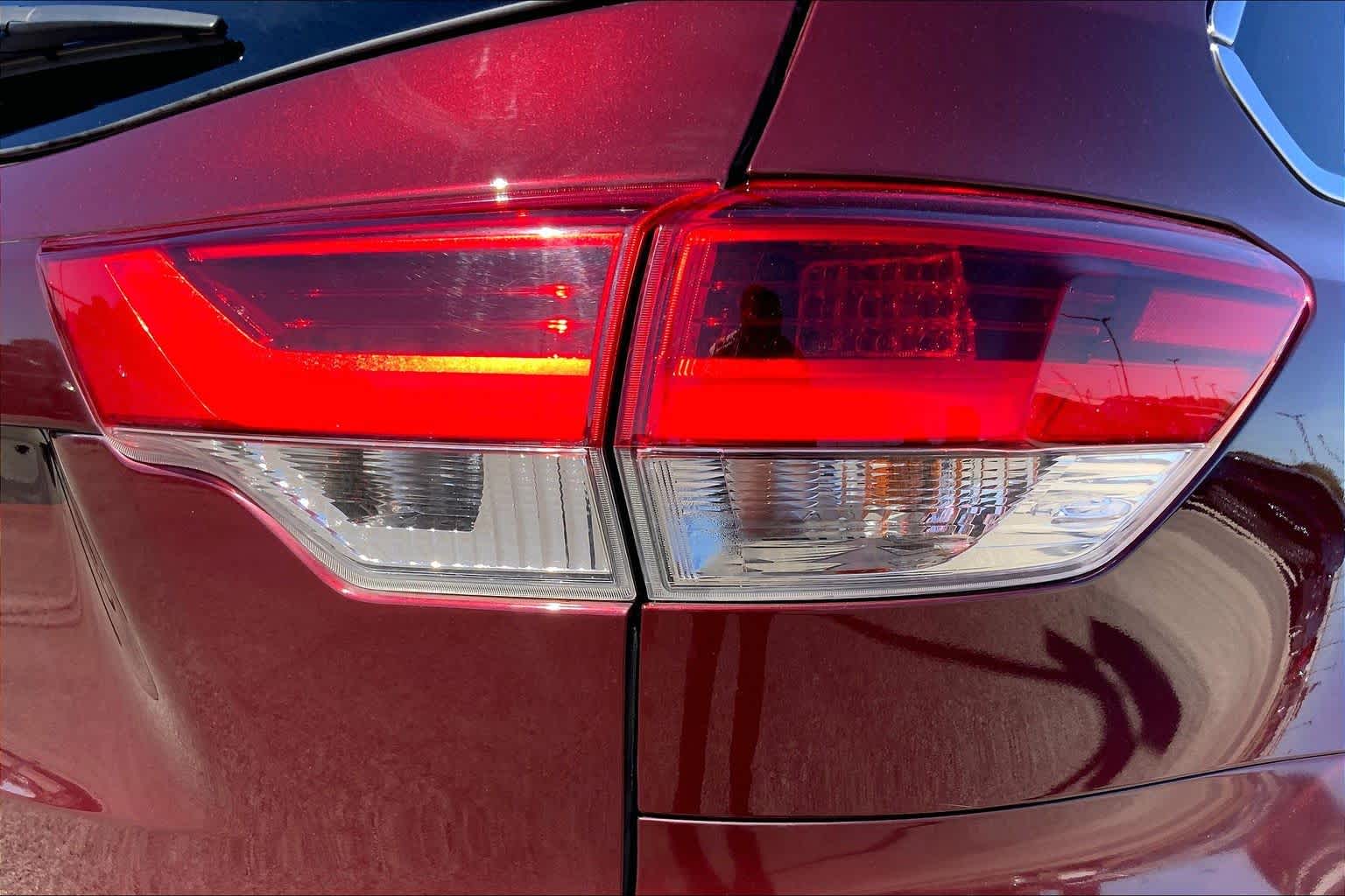 2019 Toyota Highlander photo 10 of 36
