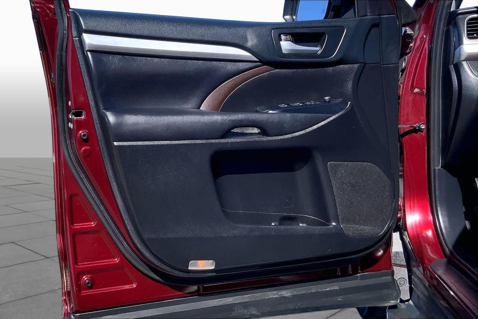 2019 Toyota Highlander photo 21 of 36