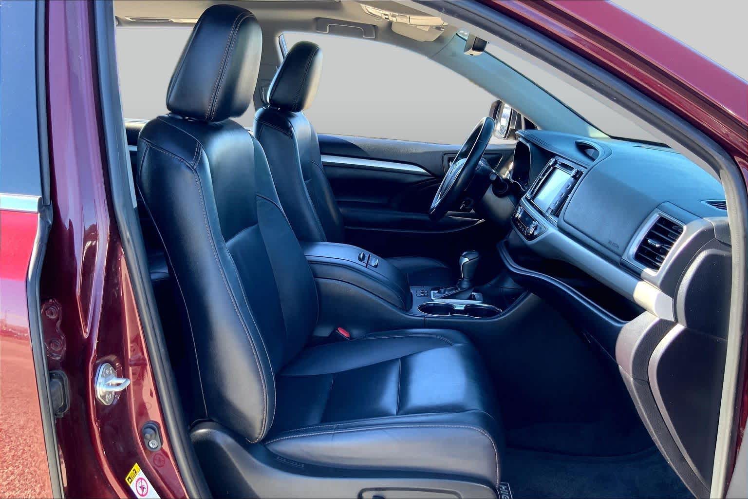 2019 Toyota Highlander photo 9 of 36
