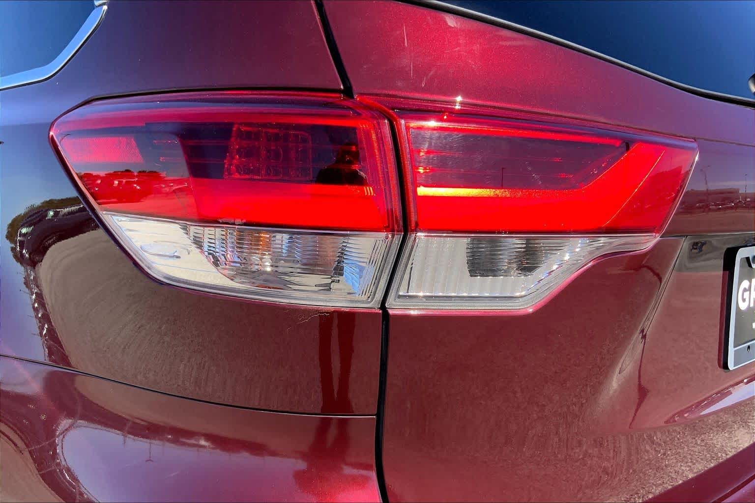 2019 Toyota Highlander photo 28 of 36