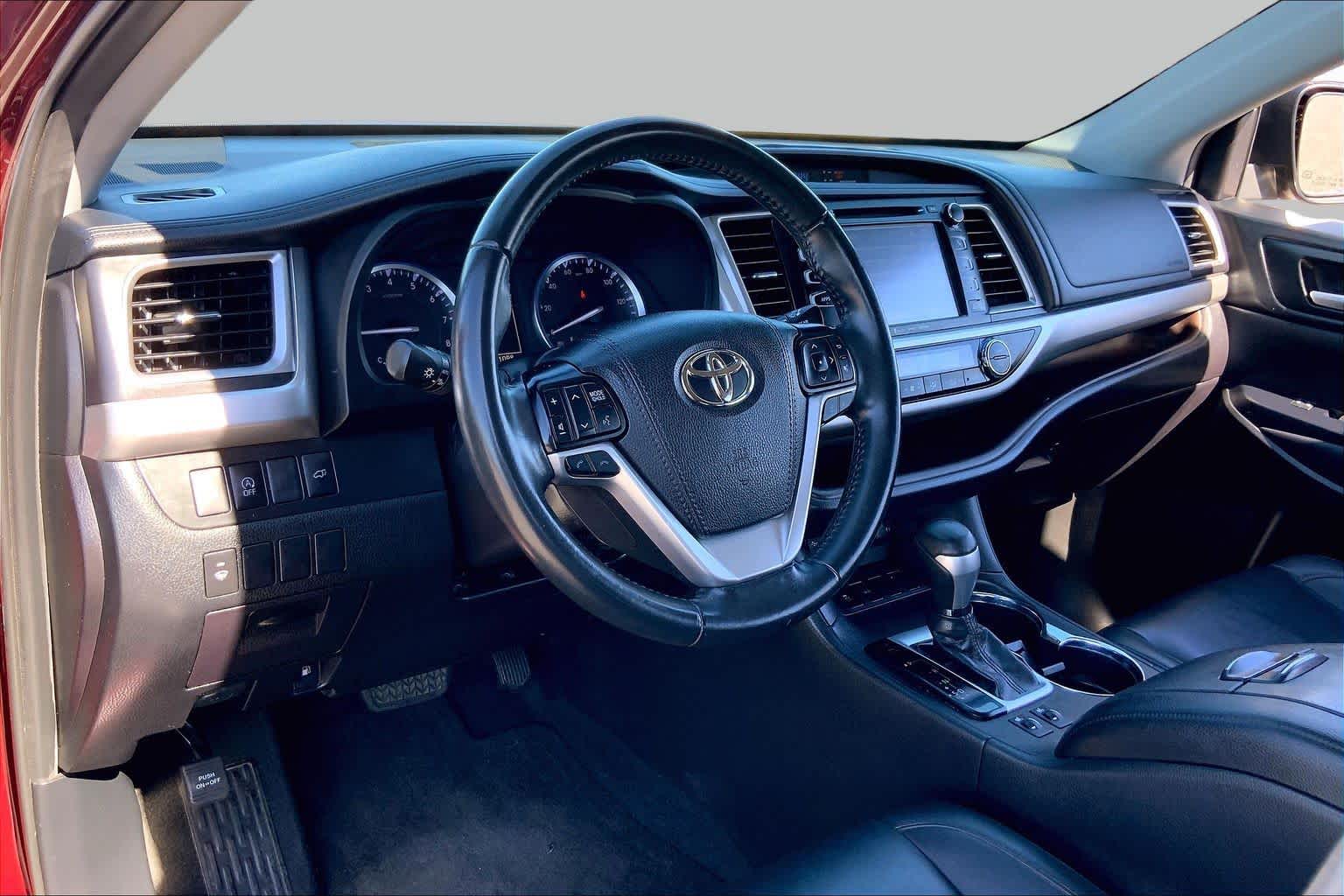 2019 Toyota Highlander photo 17 of 36