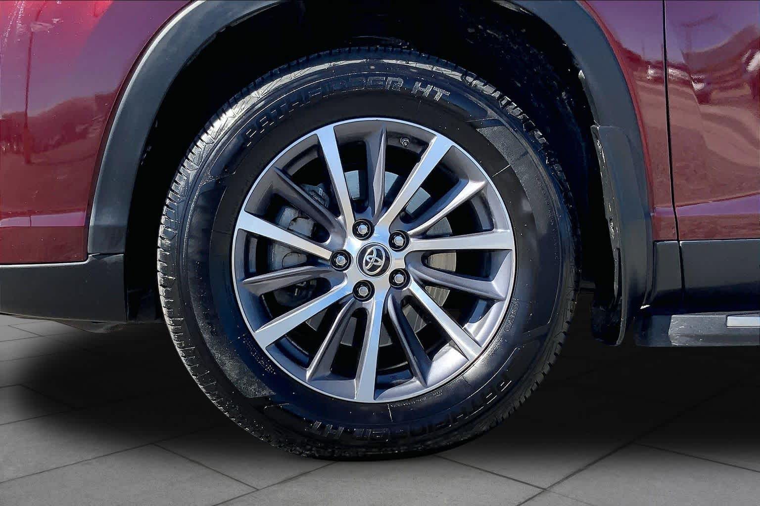 2019 Toyota Highlander photo 11 of 36