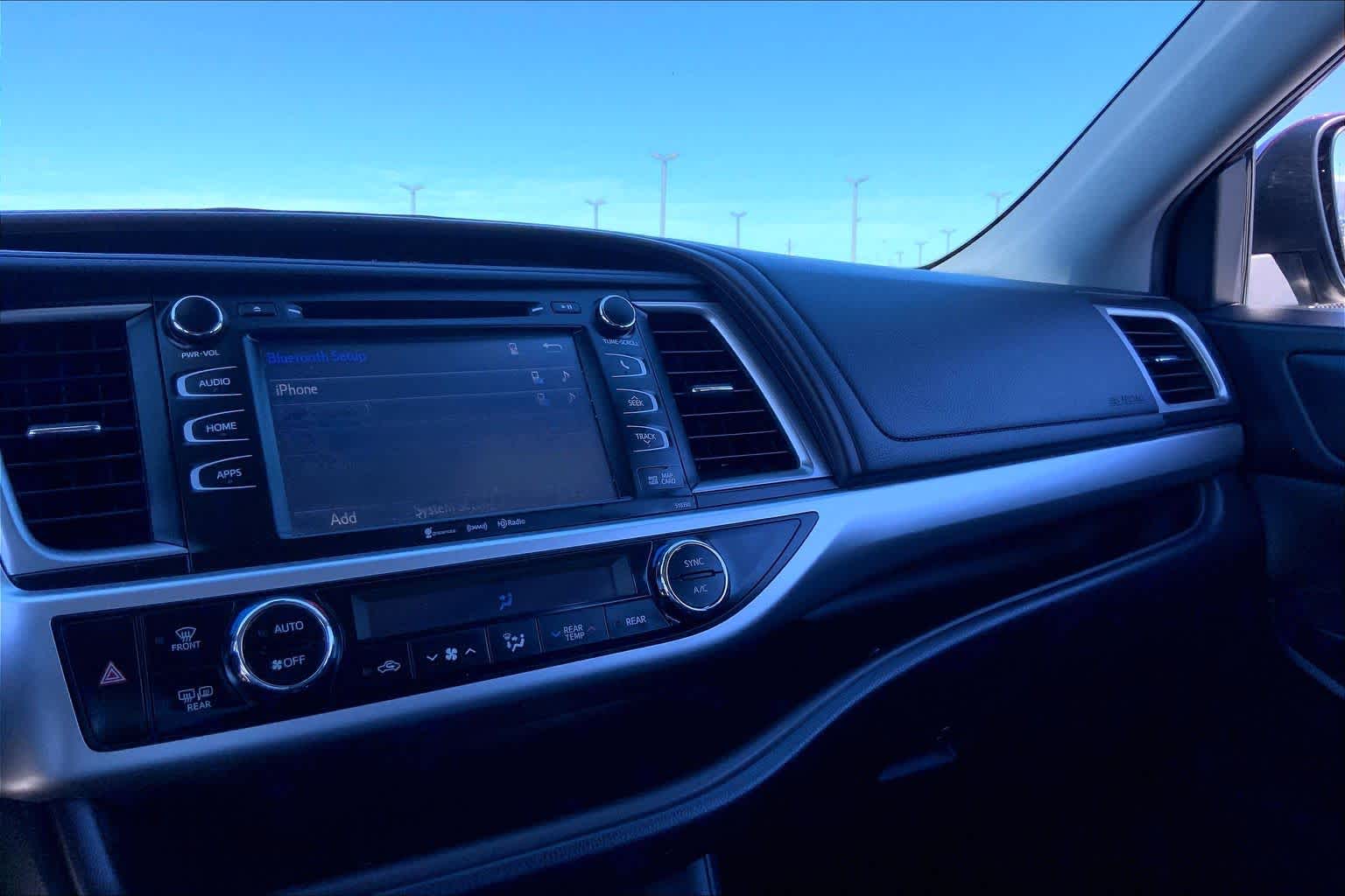 2019 Toyota Highlander photo 35 of 36