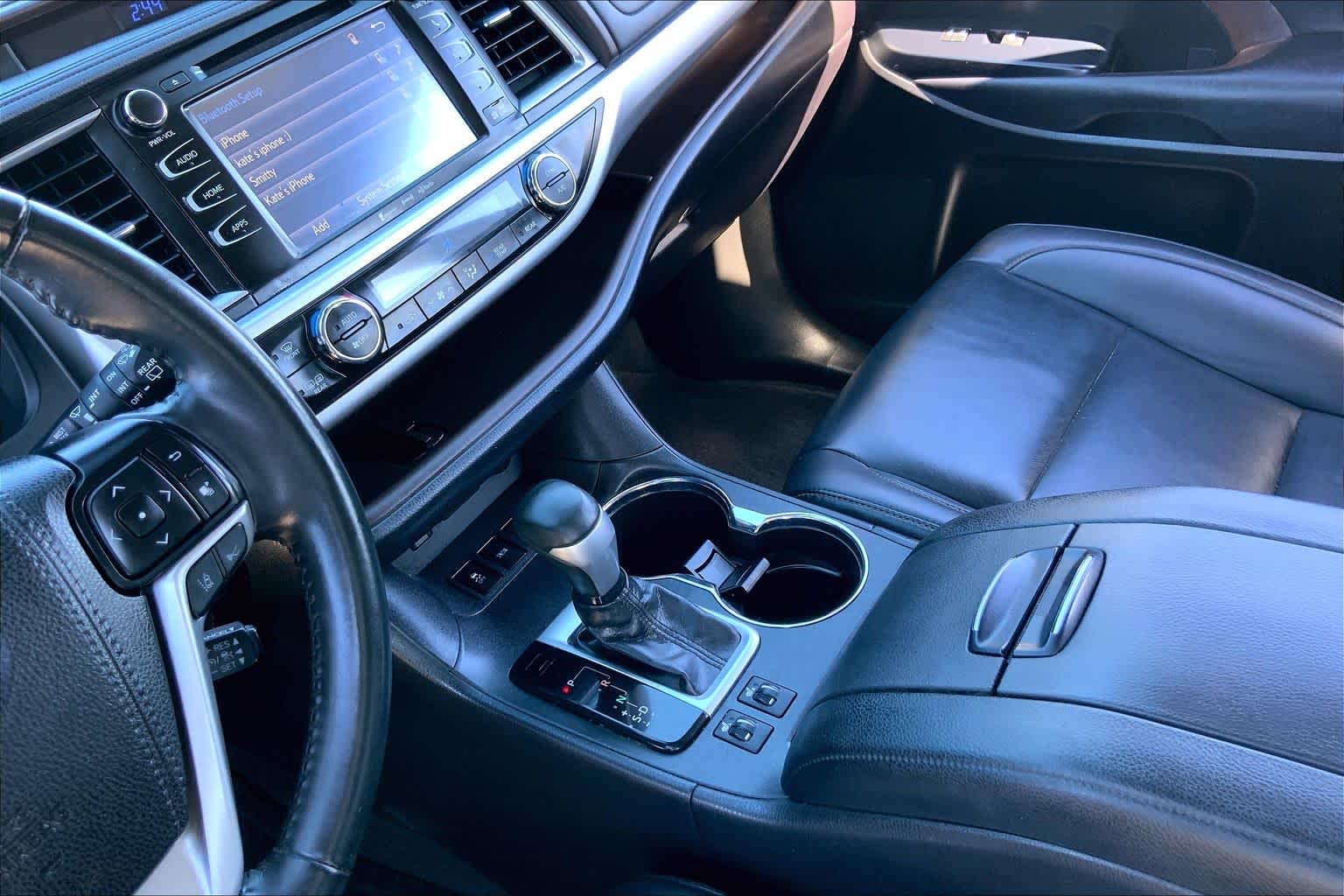 2019 Toyota Highlander photo 16 of 36