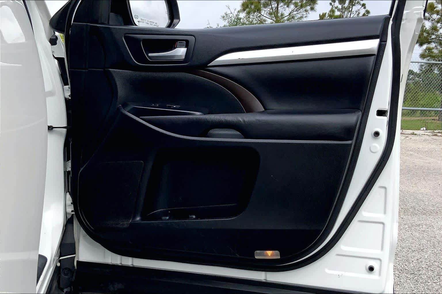 2019 Toyota Highlander XLE Blizzard Pearl at Lexus of Clear Lake