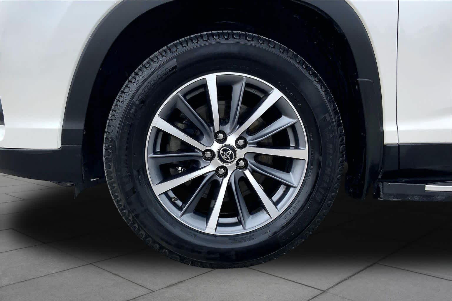 2019 Toyota Highlander XLE Blizzard Pearl at Lexus of Clear Lake