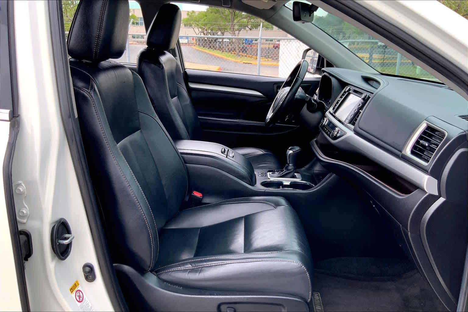 2019 Toyota Highlander XLE Blizzard Pearl at Lexus of Clear Lake
