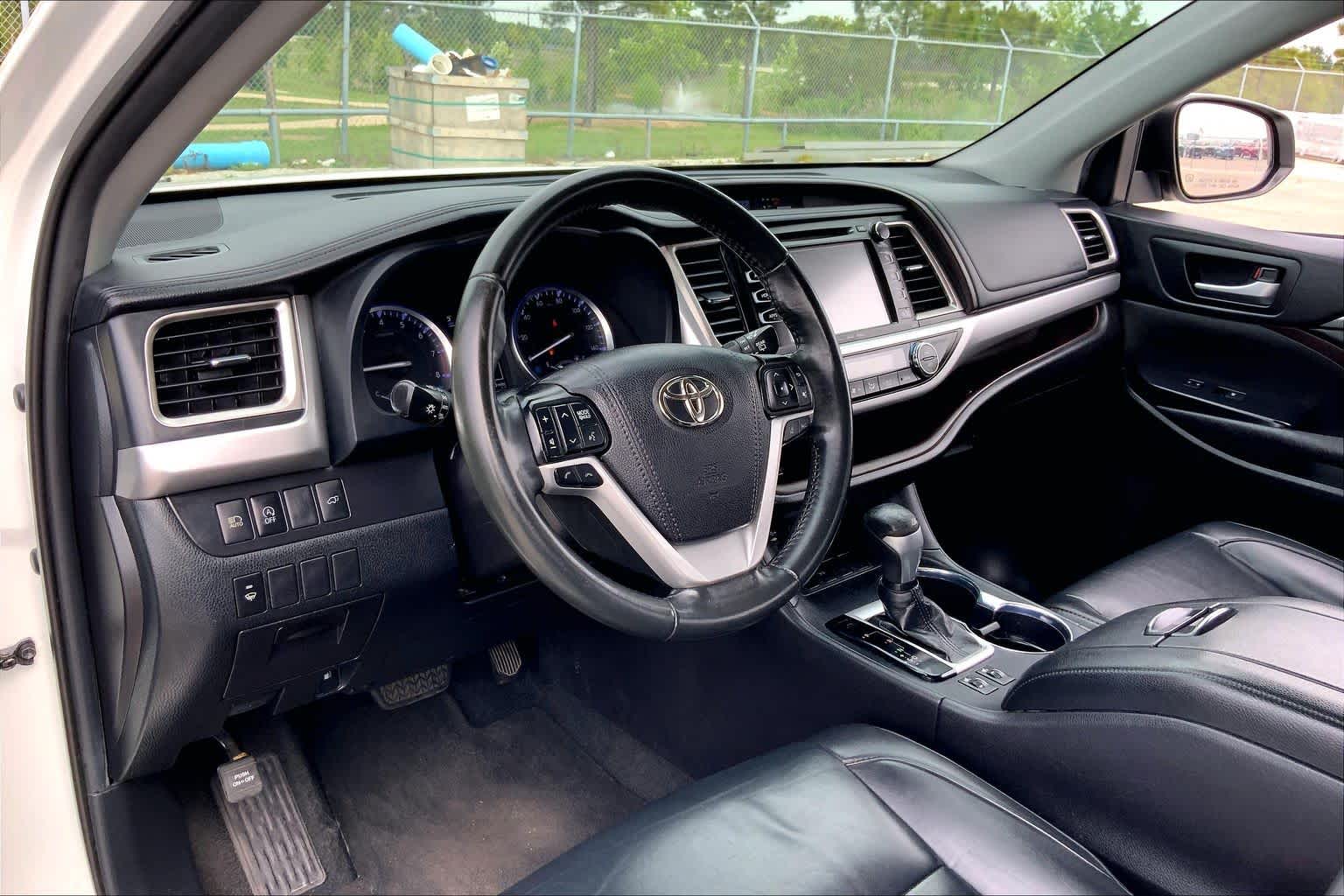 2019 Toyota Highlander XLE Blizzard Pearl at Lexus of Clear Lake