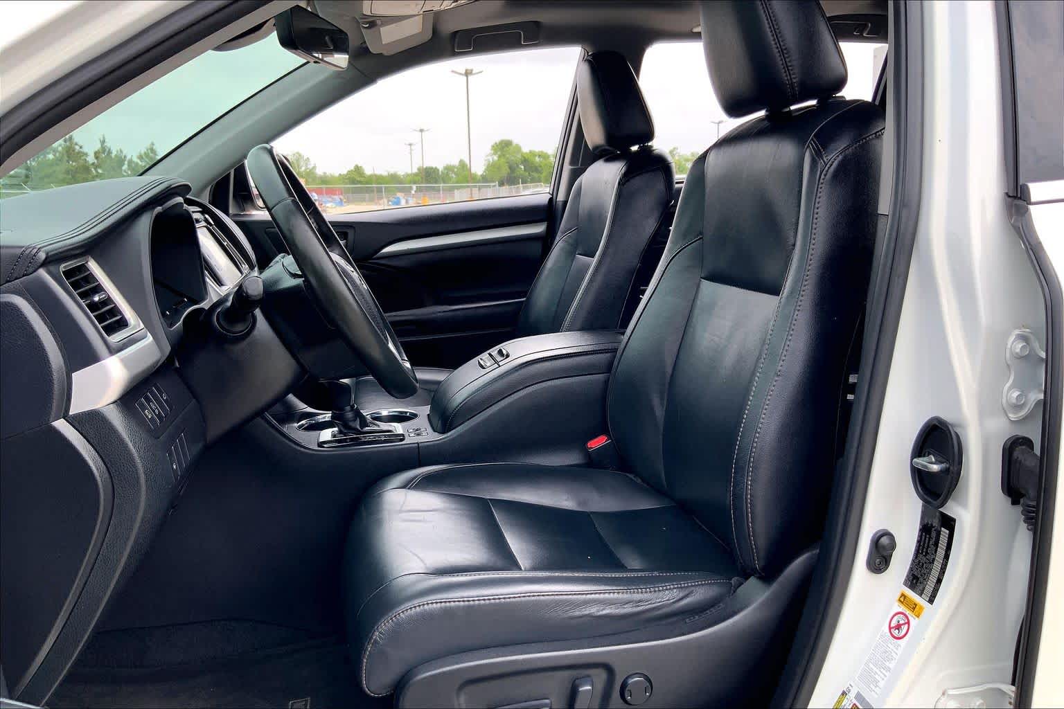2019 Toyota Highlander XLE Blizzard Pearl at Lexus of Clear Lake