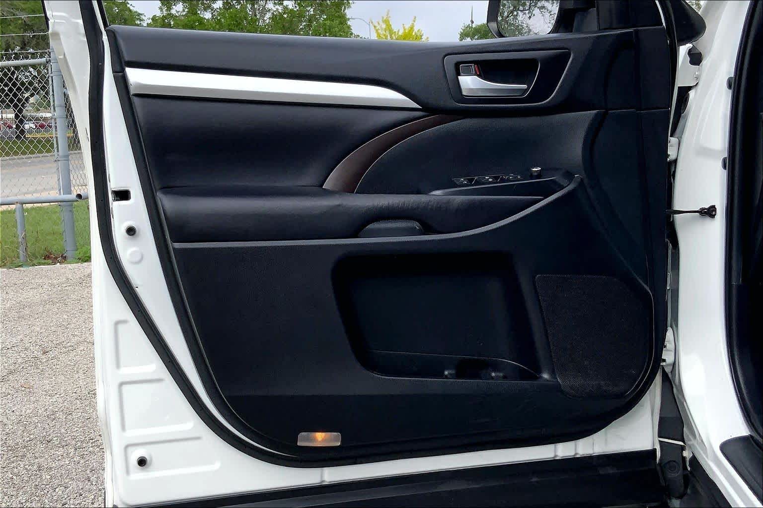 2019 Toyota Highlander XLE Blizzard Pearl at Lexus of Clear Lake