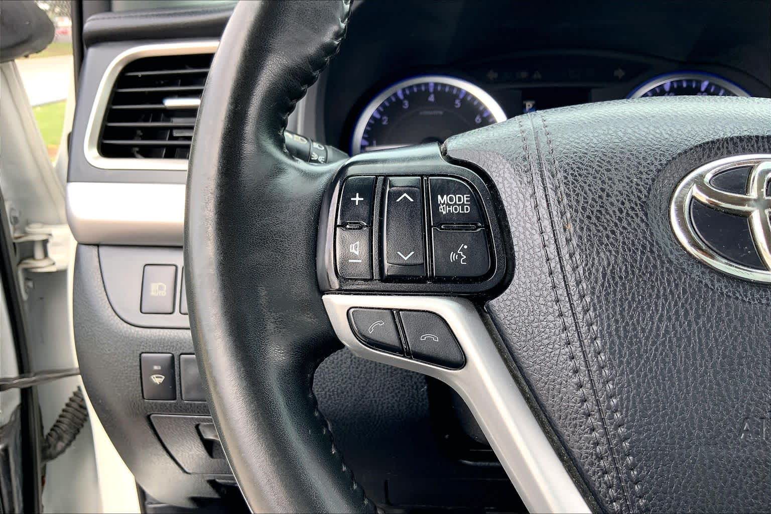 2019 Toyota Highlander XLE Blizzard Pearl at Lexus of Clear Lake