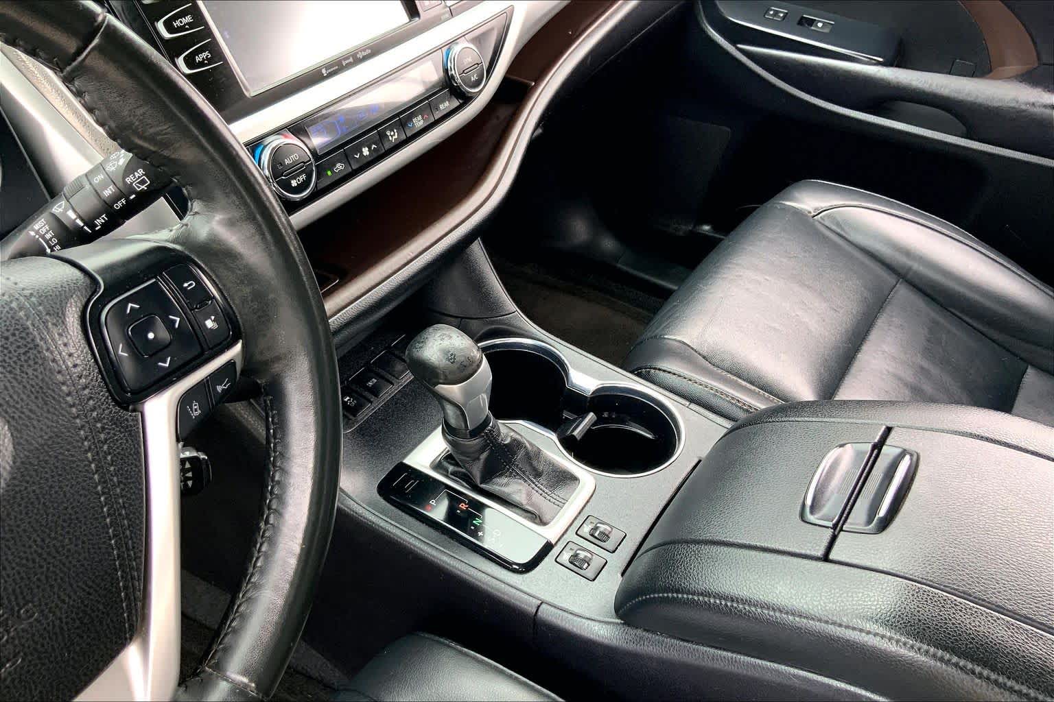 2019 Toyota Highlander XLE Blizzard Pearl at Lexus of Clear Lake