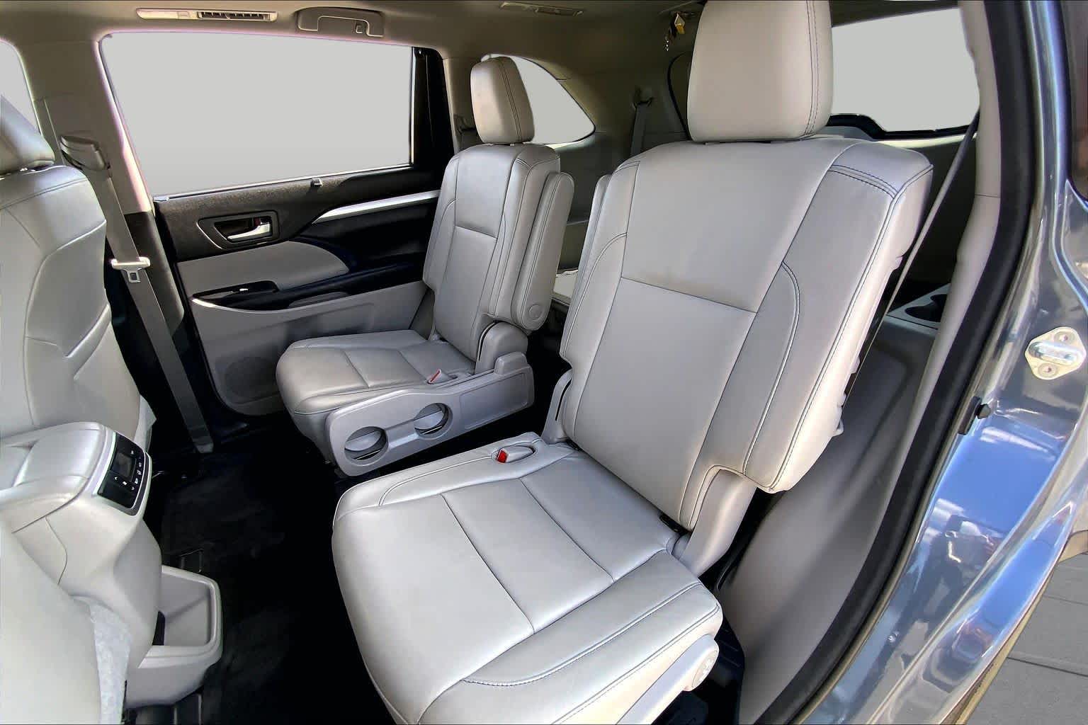 2018 Toyota Highlander XLE Shoreline Blue Pearl at Group 1 Toyota Southwest