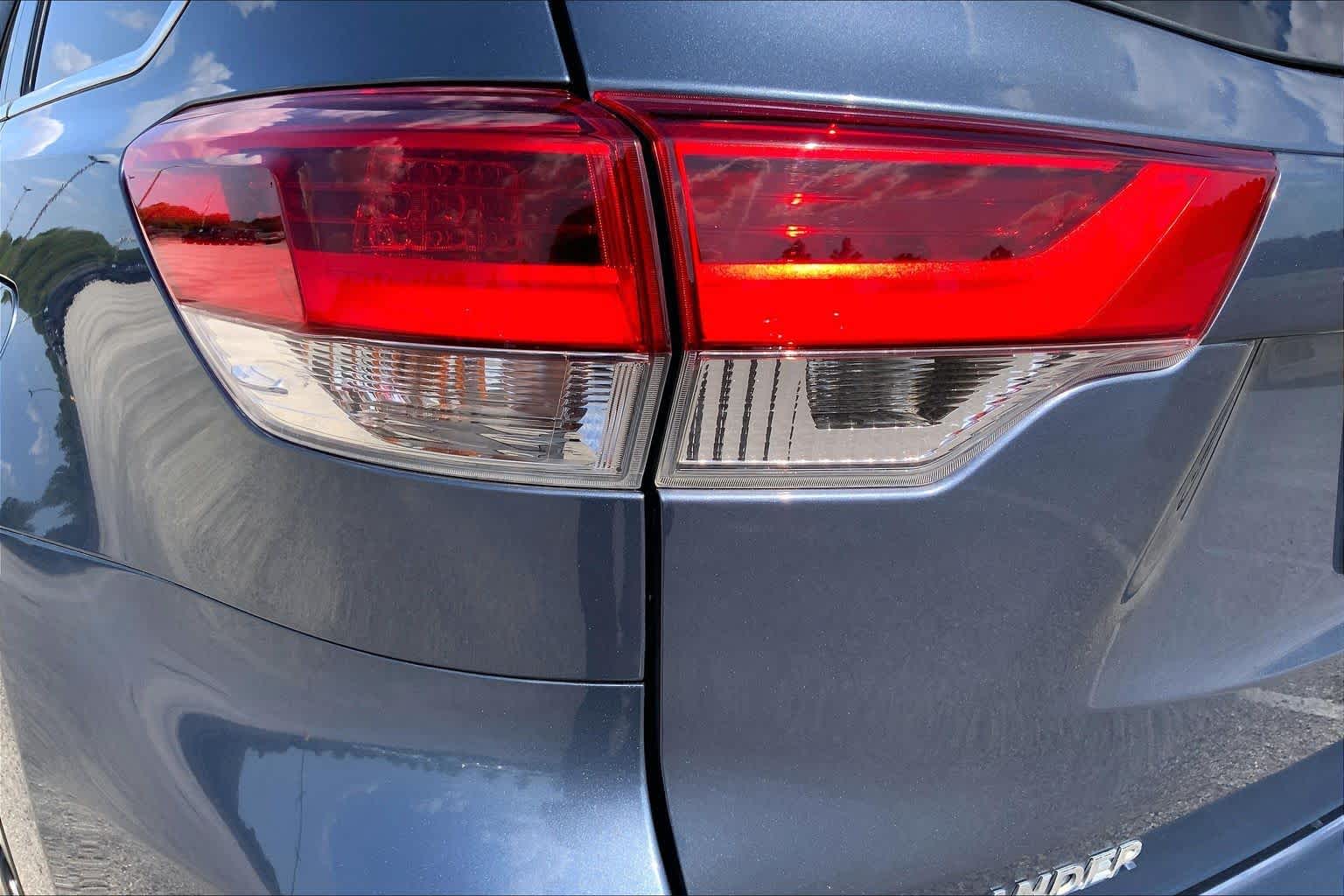 2018 Toyota Highlander XLE Shoreline Blue Pearl at Group 1 Toyota Southwest