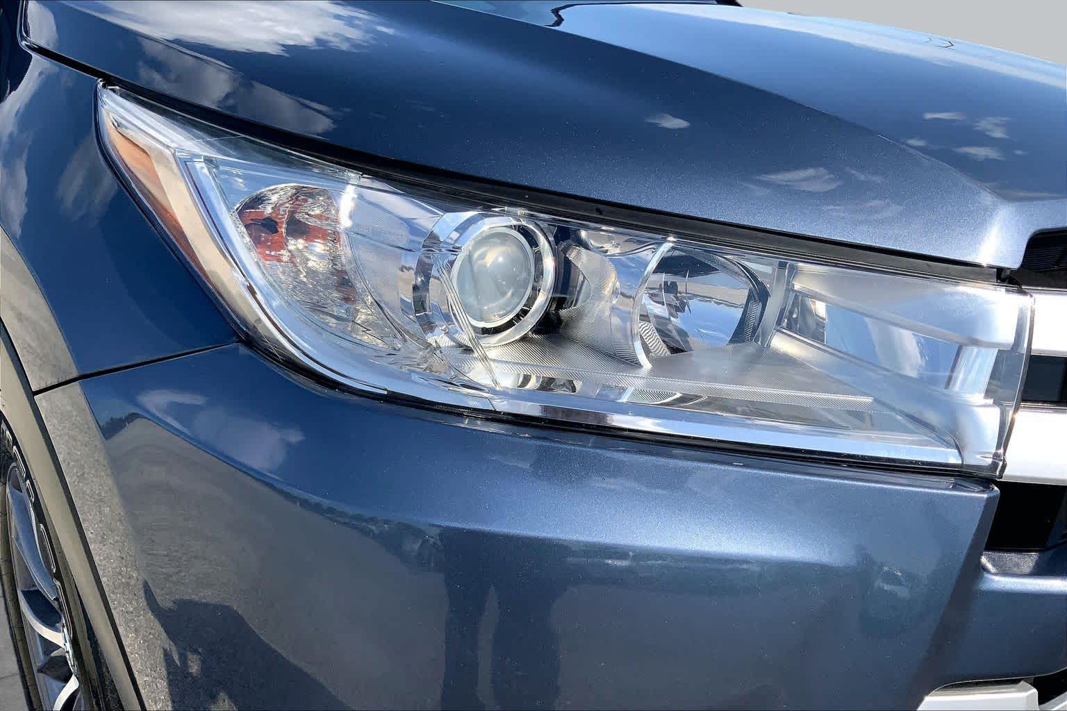 2018 Toyota Highlander XLE Shoreline Blue Pearl at Group 1 Toyota Southwest