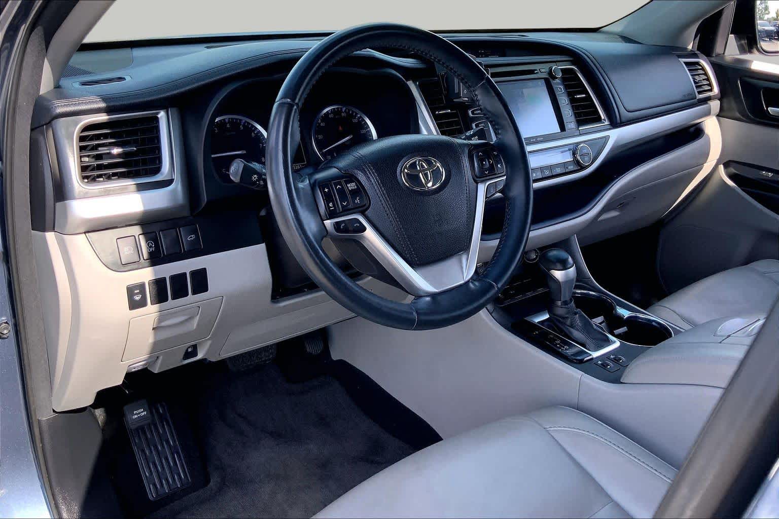 2018 Toyota Highlander XLE Shoreline Blue Pearl at Group 1 Toyota Southwest