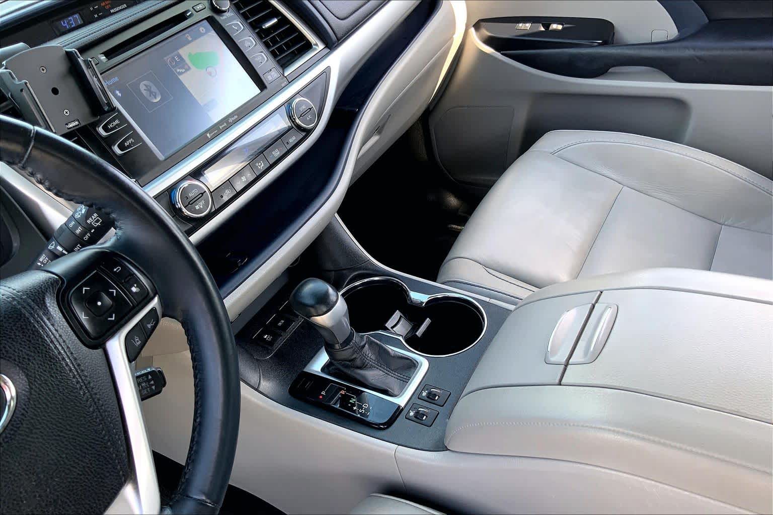 2018 Toyota Highlander XLE Shoreline Blue Pearl at Group 1 Toyota Southwest