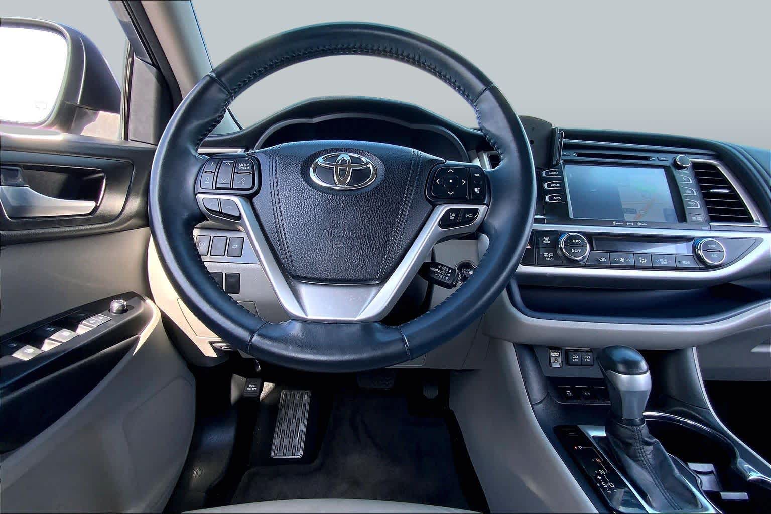 2018 Toyota Highlander XLE Shoreline Blue Pearl at Group 1 Toyota Southwest
