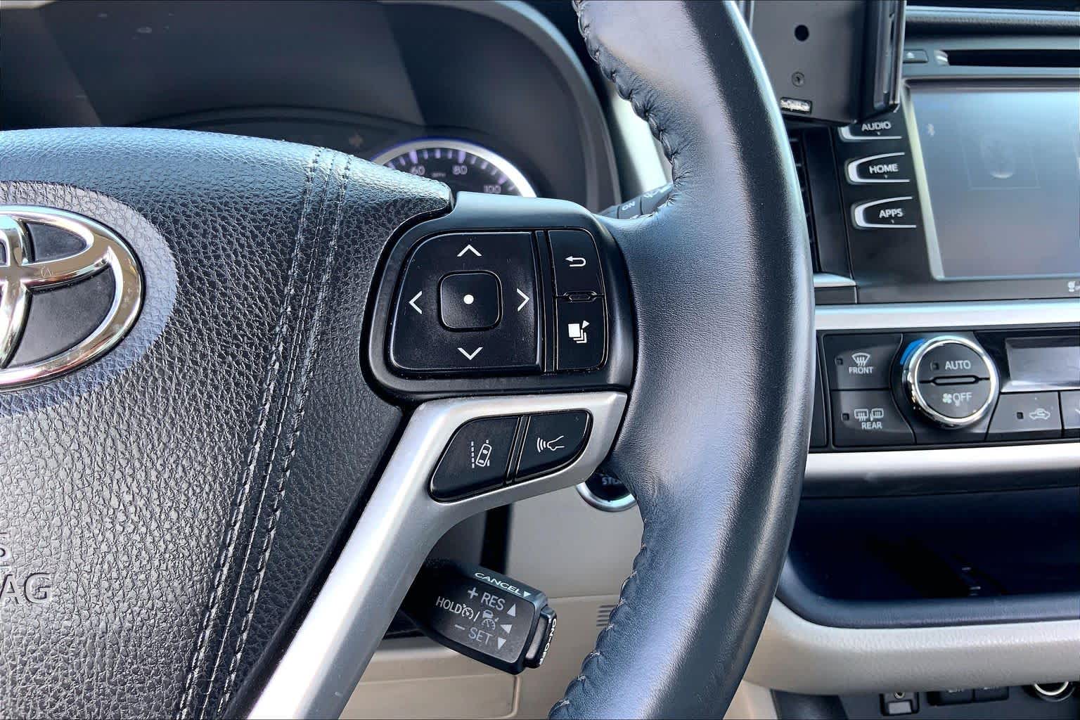2018 Toyota Highlander XLE Shoreline Blue Pearl at Group 1 Toyota Southwest