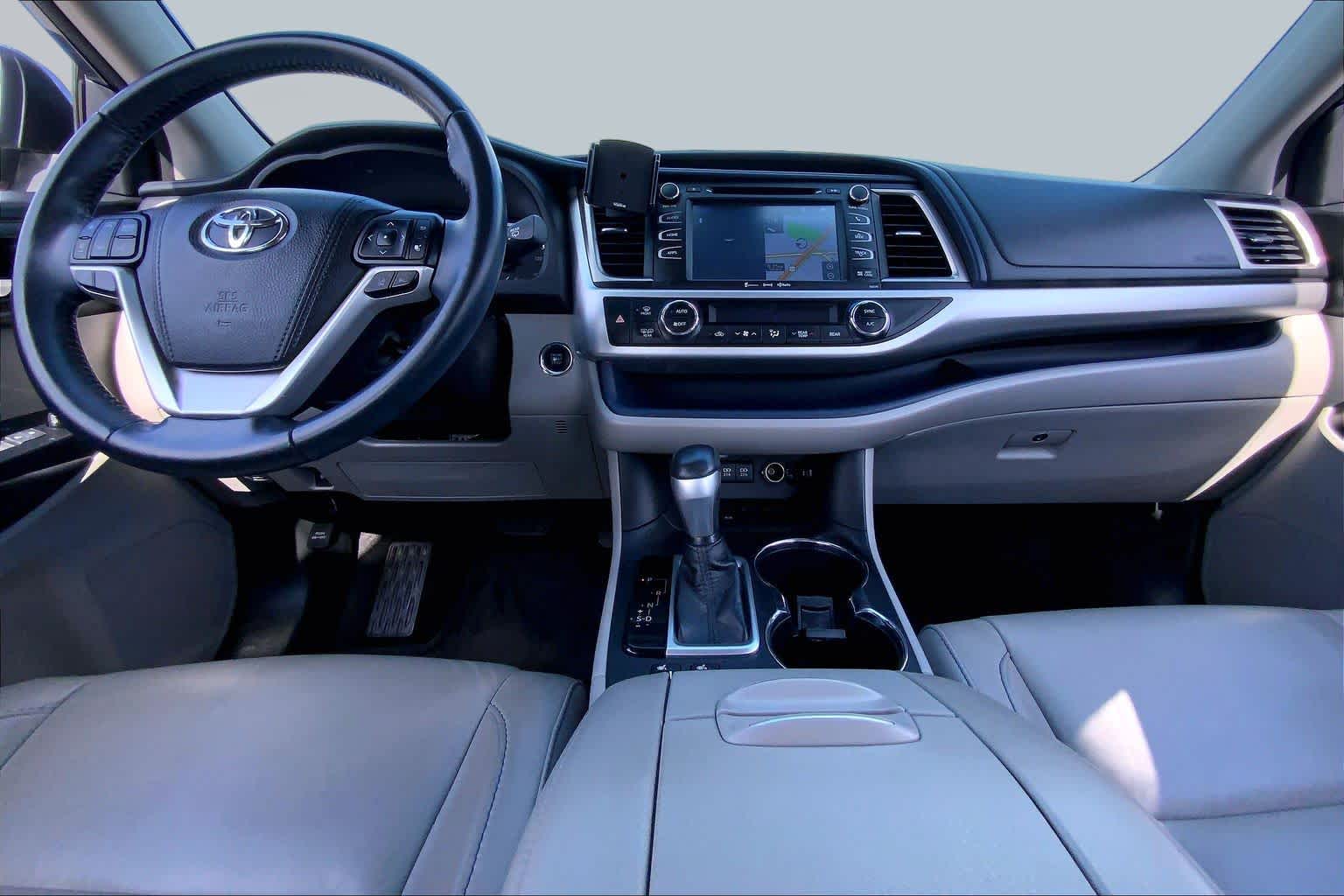 2018 Toyota Highlander XLE Shoreline Blue Pearl at Group 1 Toyota Southwest