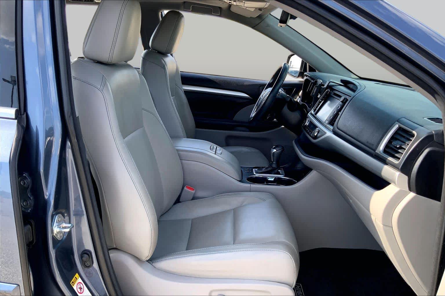 2018 Toyota Highlander XLE Shoreline Blue Pearl at Group 1 Toyota Southwest