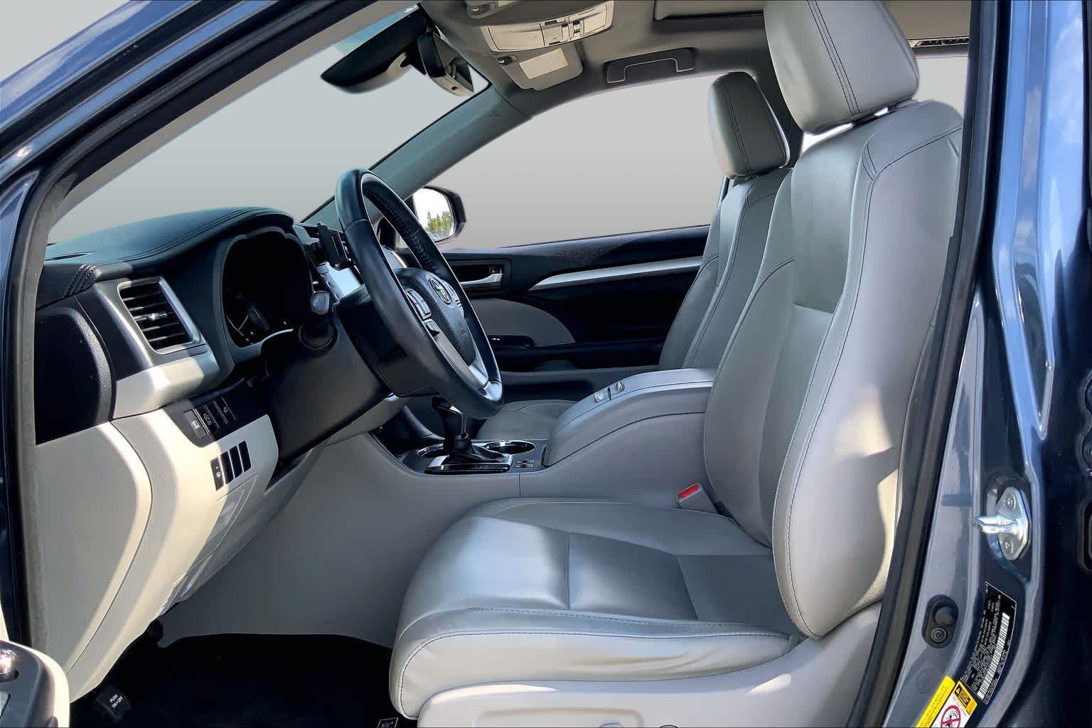 2018 Toyota Highlander XLE Shoreline Blue Pearl at Group 1 Toyota Southwest