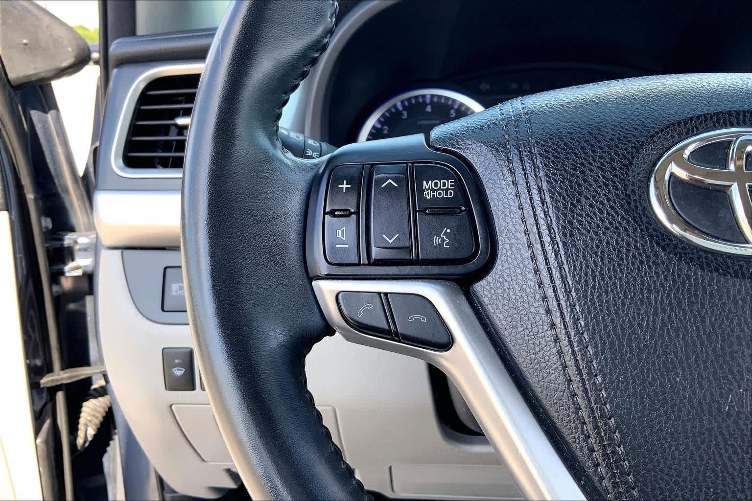 2018 Toyota Highlander XLE Shoreline Blue Pearl at Group 1 Toyota Southwest