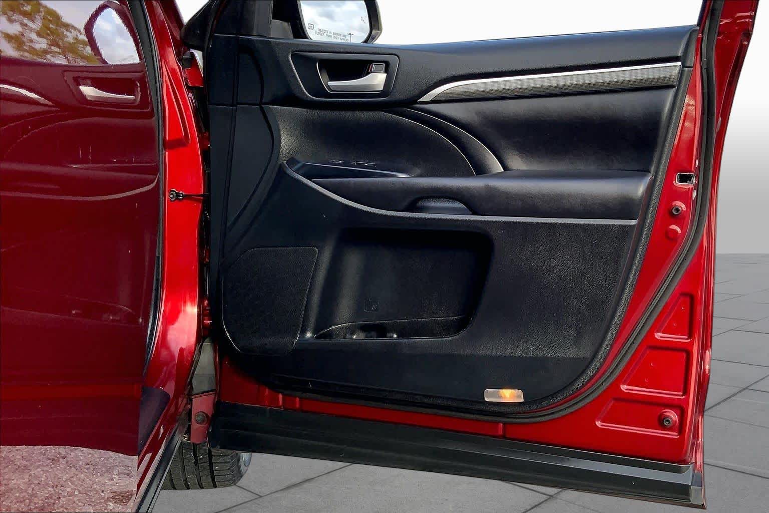 2017 Toyota Highlander SE Salsa Red Pearl at AutoNation USA Katy