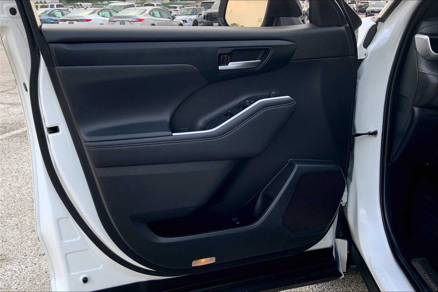 2022 Toyota Highlander XSE Wind Chill Pearl at Group 1 Toyota Southwest